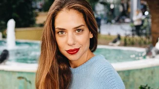 Η Ηλιάνα Μαυρομάτη μαζί με τη μητέρα της, Λίλα Καφαντάρη, στην επίσημη πρεμιέρα της θεατρικής της παράστασης