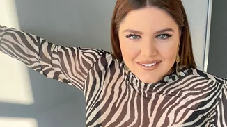 Δανάη Μπάρκα | Η βραδινή εμφάνιση με strapless crop top γεμάτο παγιέτες