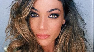 Ήβη Αδάμου | Ποζάρει άβαφη αγκαλιά με τον Μιχάλη Κουϊνέλη, στο cozy σαλόνι του σπιτιού τους