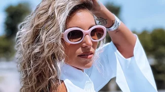 Αθηνά Οικονομάκου | Tο εντυπωσιακό φωτογραφικό άλμπουμ από τις διακοπές στη Μύκονο - τα εμπριμέ μαγιό και το cool καλοκαιρινό στυλ