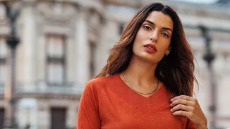 Η Τόνια Σωτηροπούλου έχει το πιο ατμοσφαιρικό Χριστουγεννιάτικο δέντρο, γεμάτο κατακόκκινα αλεξανδρινά