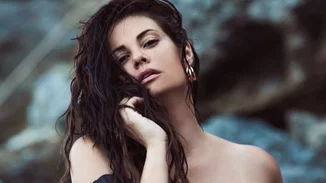 Μαρία Κορινθίου | Η εντυπωσιακή εμφάνιση με crop, animal print πουκάμισο