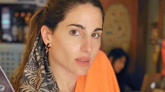 Παυλίνα Βουλγαράκη | H συγκλονιστική στιγμή που κόβει τα μαλλιά της επί σκηνής ως ένδειξη στήριξης στις γυναίκες του Ιράν