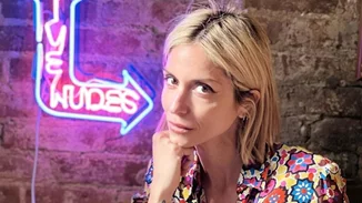 Οι πολλές αλλαγές της Σοφίας Καρβέλα | Από μελαχρινή, γλυκιά κοπέλα, στο απόλυτο fashion icon