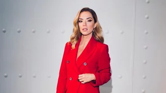 Βάσω Λασκαράκη | Η κόρη της, Εύα, διαβάζει με φόντο το υπέροχο κοριτσίστικο δωμάτιό της