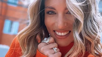 Η Αθηνά Οικονομάκου ποζάρει με εξαιρετικά φουσκωμένη κοιλιά