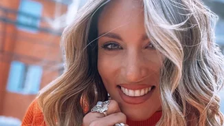 Αθηνά Οικονομάκου | Ερωτευτήκαμε τη lime φούστα και τα καλλίγραμμα πόδια της