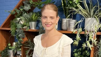 Δανάη Μιχαλάκη | Στόλισε το Χριστουγεννιάτικο δέντρο του σπιτιού της στο έξτρα cozy και ατμοσφαιρικό σαλόνι της