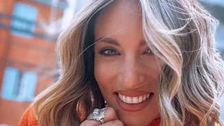 Αθήνα Οικονομάκου | Αγκαλιά με την κόρη και την κούκλα μαμά της