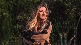 Έλενα Παπαρίζου | Ποζάρει με τον σύζυγό της, Ανδρέα Καψάλη, σε μία σπάνια φωτογραφία