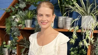 Η Δανάη Μιχαλάκη έχει το πιο ήρεμο και φωτεινό σπίτι | Οι γήινοι τόνοι των επίπλων και η αγάπη της για τα φυτά