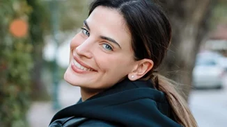 Χριστίνα Μπόμπα | Απαθανατίζει τον Σάκη Τανιμανίδη να διαβάζει παραμύθια στις κόρες τους και "λιώνει"