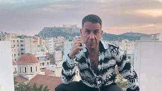 Γιώργος Μαζωνάκης | Μαγείρεψε και τραγούδησε για τους άστεγους του Πειραιά