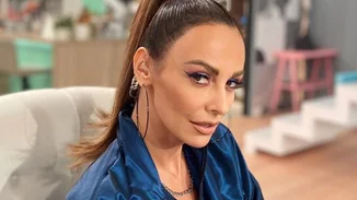 H Μπέττυ Μαγγίρα πιο σέξι από ποτέ | Ποζάρει topless κρατώντας μια πιατέλα με κουραμπιέδες