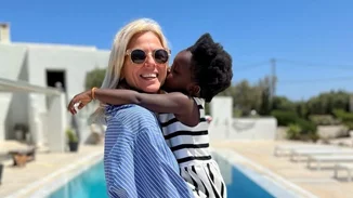 Χριστίνα Κοντοβά | Απαθανατίζει τη μικρή Ada να τρέχει στην αγκαλιά του παππού της - Το συγκινητικό στιγμιότυπο και το οικογενειακό roadtrip