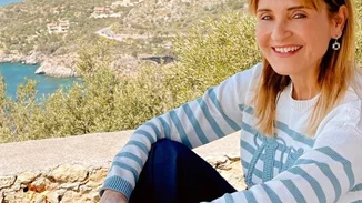 Μάρα Ζαχαρέα | Ποζάρει μπροστά στη Fontana di Trevi φορώντας το πιο κομψό, αέρινο φόρεμα