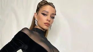 Ελένη Φουρέιρα | Ποζάρει με το απόλυτο ροζ πανωφόρι στον 7ο μήνα της εγκυμοσύνης της