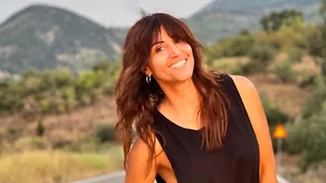 Σοφία Παυλίδου | Ποζάρει με το κίτρινο μαγιό της, στην καταπράσινη βεράντα της