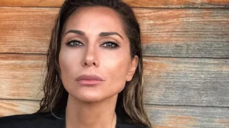 Η Δέσποινα Βανδή ποζάρει με ολόσωμο κόκκινο μαγιό και είναι πιο σέξι από ποτέ