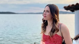 Δύο καλλονές μαζί | Εβελίνα Παπούλια και Αφροδίτη Λιάντου ποζάρουν αγκαλιά στον φωτογραφικό φακό