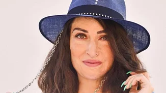 Η Ιωάννα Παλιοσπύρου γιόρτασε τα γενέθλιά της φορώντας ένα σέξι jumpsuit | Ποια είναι η πραγματική της ηλικία;