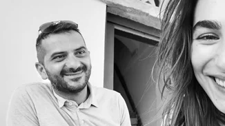 Ο Λεωνίδας Κουτσόπουλος φωτογραφίζει τη σύντροφό του, Χρύσα Μιχαλοπούλου, στην πιο γλυκιά φωτογραφία που θα δεις σήμερα