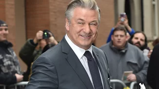 Alec Baldwin | Αποσύρθηκαν οι κατηγορίες για τους πυροβολισμούς στο πλατό της ταινίας "Rust"