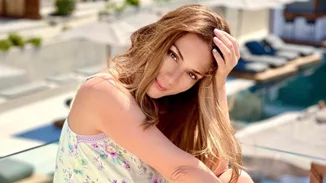 Κούκλα με ταλέντο στη γυμναστική | Η κόρη της Βάσως Λασκαράκη κάνει τις πιο εντυπωσιακές βουτιές στη θάλασσα