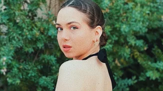 Νικόλ Σαραβάκου | Η εντυπωσιακή εμφάνιση με μακρύ, αέρινο φόρεμα και κατακόκκινα χείλη