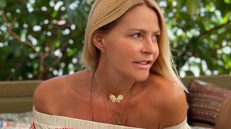 Ο μικρός κηπουρός | Η Τζένη Μπαλατσινού απαθανατίζει τον κατάξανθο γιο της να παίζει στα χώματα