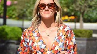 7 wrap dresses που κολακεύουν κάθε σιλουέτα