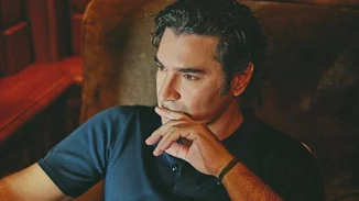 O Χριστόφορος Παπακαλιάτης είναι περήφανος θείος | Απαθανατίζει τις δίδυμες ανιψιές του να παρακολουθούν "Maestro"