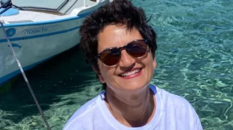 Πιο cool από ποτέ | Η Άλκηστις Πρωτοψάλτη κάνει surf και μας δείχνει το γυμνασμένο της κορμί