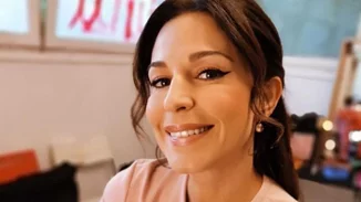 Με μία φωτογραφία η Κατερίνα Παπουτσάκη δείχνει γιατί πρέπει να έχουμε ένα μαύρο μαγιό - το κόψιμο που κολακεύει κάθε σώμα