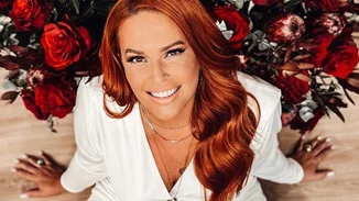 Το τεράστιο σαλόνι της Σίσσυς Χρηστίδου έχει για ακόμα μία φορά τον πιο μαγικό, Χριστουγεννιάτικο στολισμό