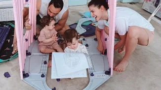 Χριστίνα Μπόμπα - Σάκης Τανιμανίδης | Οι δίδυμες κόρες τους έγιναν ενός έτους - Δείτε στιγμιότυπα από το εντυπωσιακό πάρτι