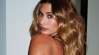 Ζηλεύεις τα messy κυματιστά μαλλιά της Hailey Bieber; Δες πώς μπορείς να τα αντιγράψεις