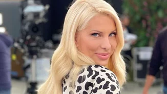 Η Ελένη Μενεγάκη με το πουκάμισο που δεν πρέπει να λείπει από τη φθινοπωρινή γκαρνταρόμπα σου