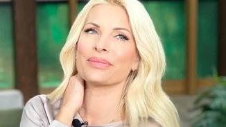 Η Ελένη Μενεγάκη το 2009 κουμπάρα στους Κουρκούλη - Κελεκίδου | Το άψογο girly φόρεμα ιδανικό για καλοκαιρινούς γάμους