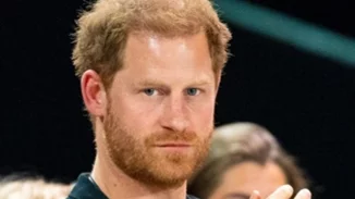 Ο πρίγκιπας Harry αναβάλλει την έκδοση του βιβλίου του και η βασιλική οικογένεια βγάζει στεναγμό ανακούφισης