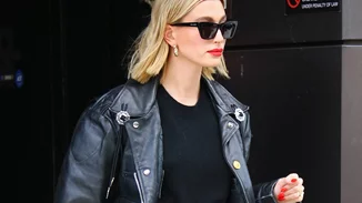 H Hailey Bieber μόλις έκανε το nail art που θα βλέπεις παντού φέτος την άνοιξη