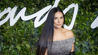"Βρήκα τον παράδεισο" | H Demi Moore ποζάρει στα 59 της με μικροσκοπικό μαύρο μπικίνι