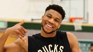 Ο Γιάννης Αντετοκούμπο στην Ακρόπολη | Ποζάρει με τους γιούς του και μας "λιώνει" την καρδιά