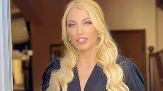 H Κωνσταντίνα Σπυροπούλου στο πρώτο ολόσωμο στιγμιότυπο, 15 ημέρες μετά τη γέννηση του γιου της