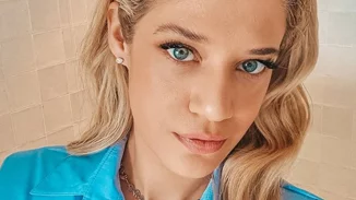 Αρίωνας Αναστασιάδης | Η σφιχτή αγκαλιά στη μαμά του, Τζένη Θεωνά, και τα παιχνίδια στο μπαλκόνι του σπιτιού τους