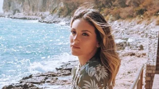 The body | H Αθηνά Οικονομάκου φωτογραφίζεται με το πιο κομψό ολόσωμο μαγιό