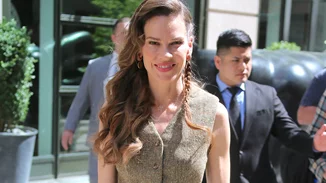 Hilary Swank | Σε προχωρημένη εγκυμοσύνη ποζάρει στην κουζίνα του σπιτιού της