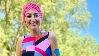 Ρεγγίνα Μακέδου | Άρχισαν να πέφτουν τα μαλλιά της μετά τη μεταμόσχευση – Το βίντεο μέσα από το νοσοκομείο