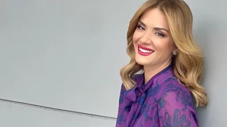 Η Βάσω Λασκαράκη μόλις στόλισε το πιο υπέροχο Χριστουγεννιάτικο δέντρο στο ευρύχωρο και cozy σαλόνι της