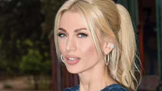 Κωνσταντίνα Σπυροπούλου | Με στενό μαύρο φόρεμα σε νυχτερινή έξοδο, πέντε μήνες μετά τη γέννηση του γιου της